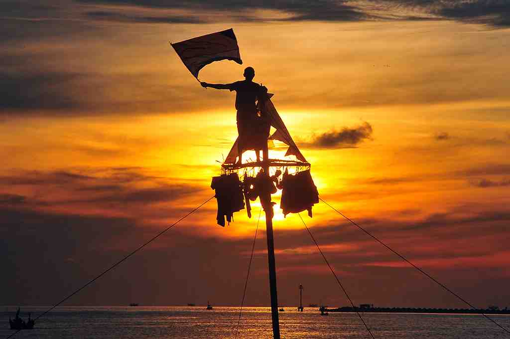 PANJAT PINANG DI LAUT