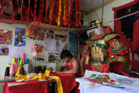 PEMBUATAN BUSANA TATUNG DI KUBU RAYA
