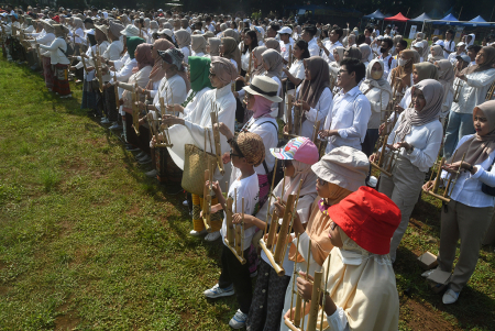 PEMECAHAN REKOR ORI PAGELARAN ANGKLUNG