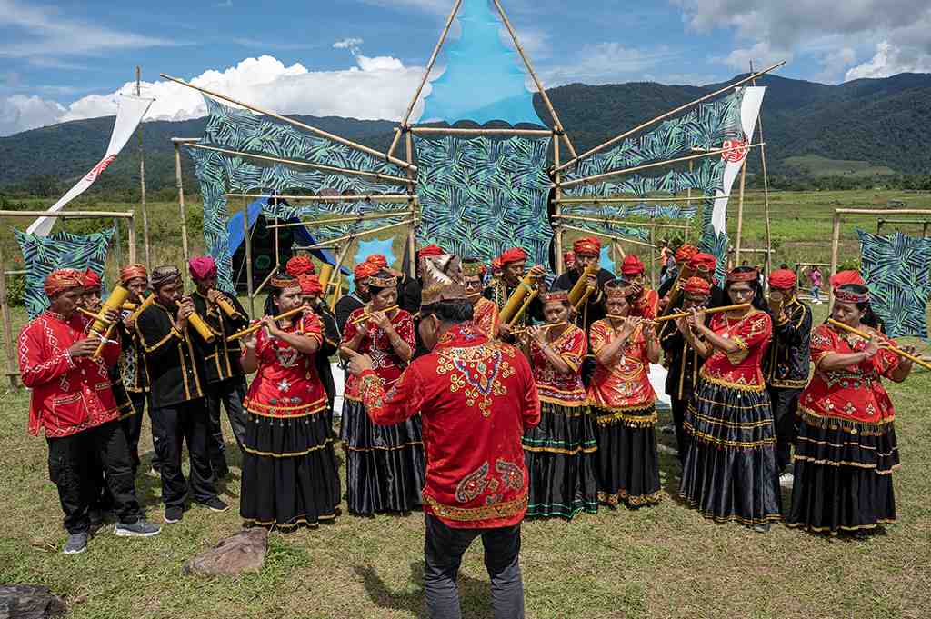 PERTUNJUKAN MUSIK BAMBU SUKU BEHOA