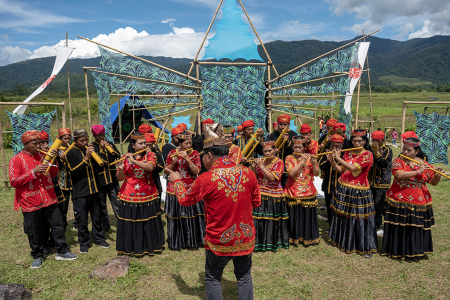 PERTUNJUKAN MUSIK BAMBU SUKU BEHOA