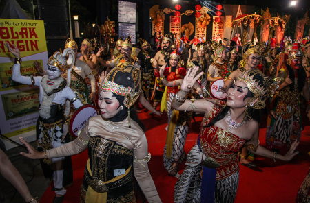 PERTUNJUKAN WAYANG TERBUKA DI JALANAN KOTA LAMA SEMARANG