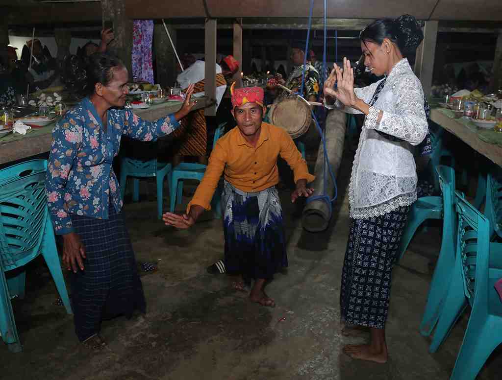 RITUAL ADAT OROM SASADU DI HALMAHERA BARAT