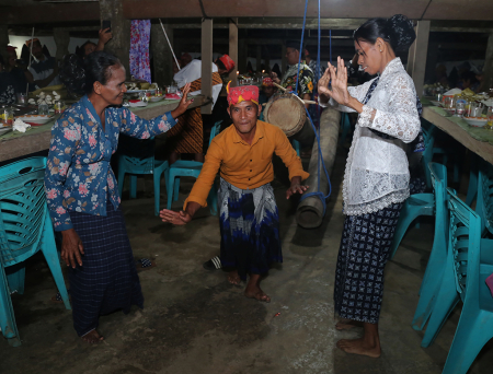 RITUAL ADAT OROM SASADU DI HALMAHERA BARAT