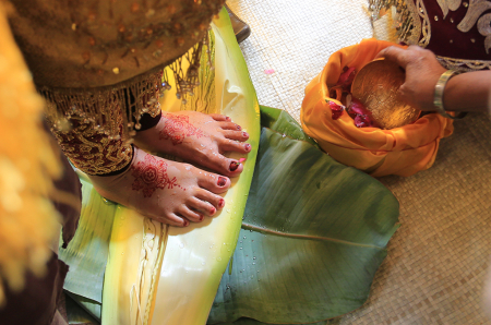 TRADISI CUCI KAKI PENGANTIN DI ACEH BARAT