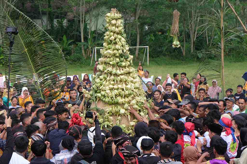 TRADISI GREBEG KUPAT