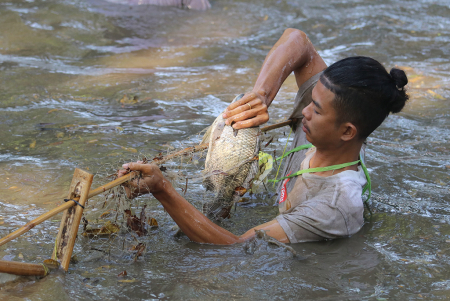 TRADISI GROBYAK IKAN SUMBER GUNDI KEDIRI