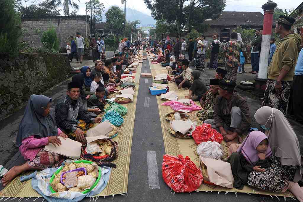 TRADISI KENDURI SYAWALAN DI KAKI GUNUNG MERAPI
