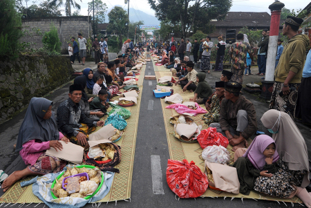 TRADISI KENDURI SYAWALAN DI KAKI GUNUNG MERAPI
