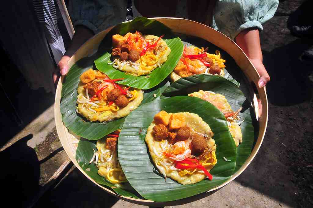 TRADISI BERBAGI BUBUR ASYURA DI KUDUS