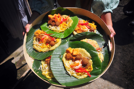 TRADISI BERBAGI BUBUR ASYURA DI KUDUS