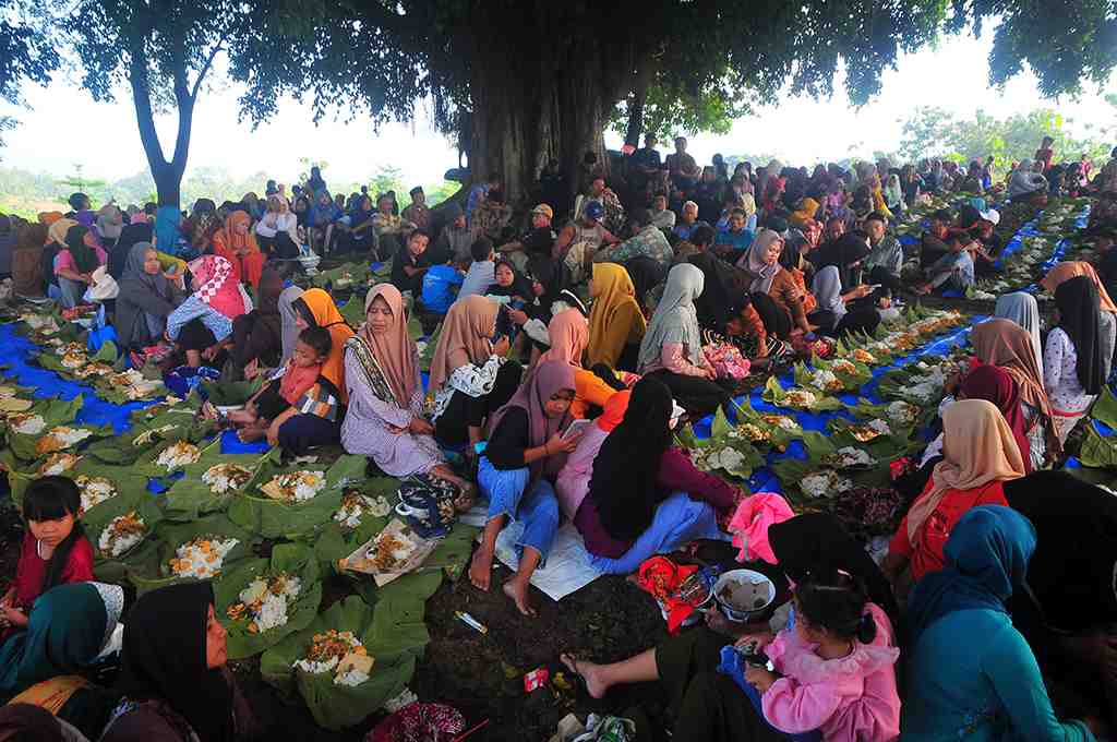 TRADISI SEDEKAH BUMI DI GROBOGAN