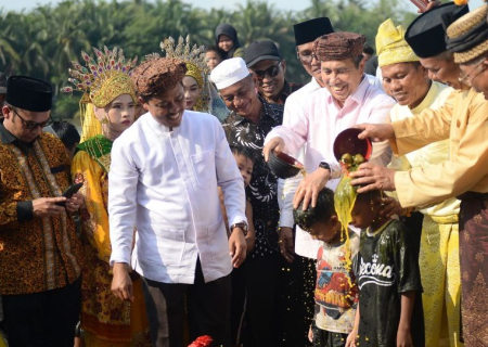 TRADISI MANDIKAN ANAK YATIM BALIMAU KASAI 