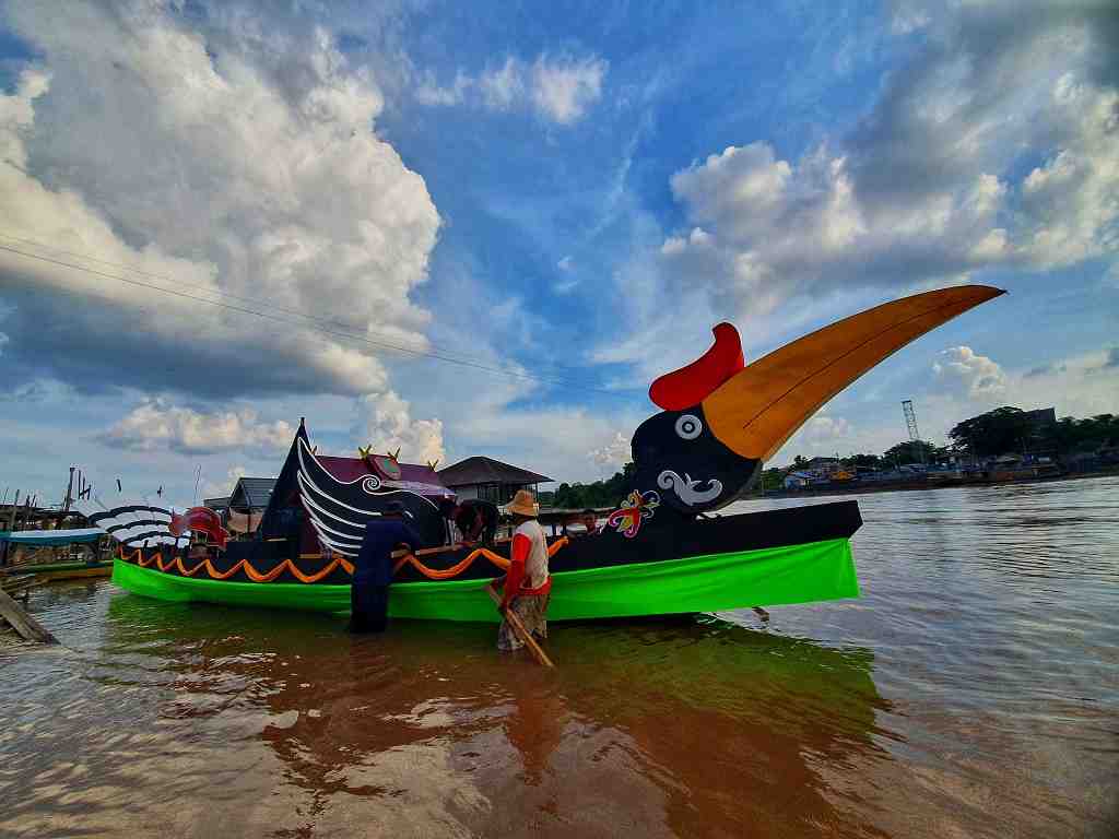 MEMASANG ORNAMEN PERAHU HIAS