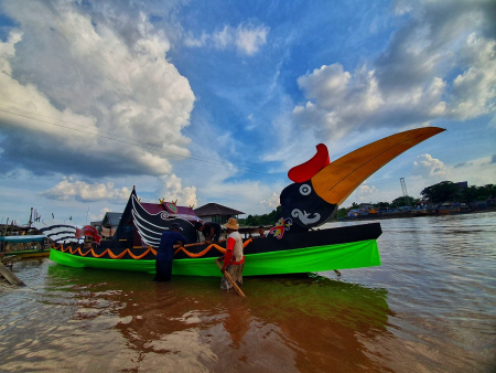 MEMASANG ORNAMEN PERAHU HIAS