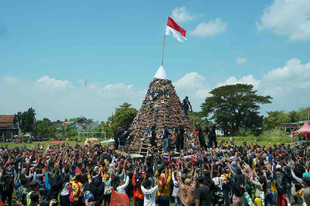 GREBEG GUNUNGAN DARI SANDAL