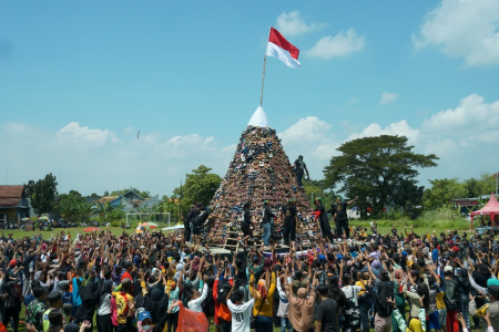 GREBEG GUNUNGAN DARI SANDAL