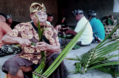 ANYAM DAUN KELAPA