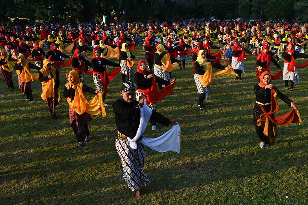 GEBYAR TARI MASSAL GURU DI MAGETAN