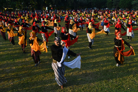 GEBYAR TARI MASSAL GURU DI MAGETAN