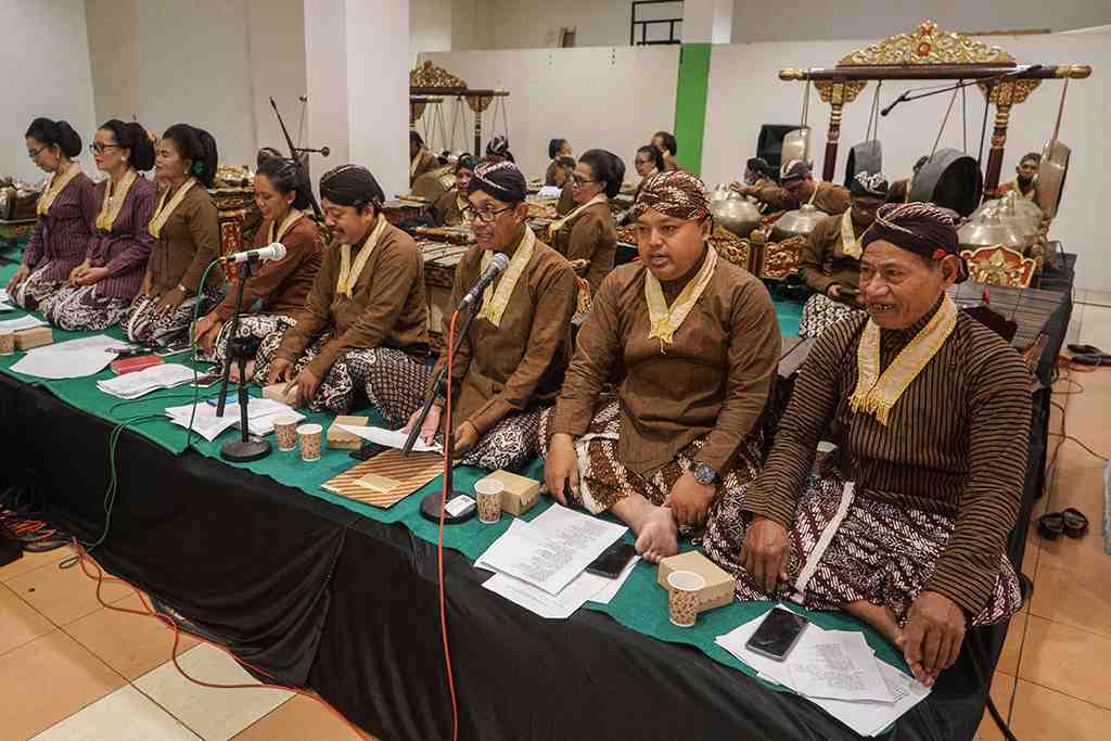 GELAR SENI SASTRA MACAPAT