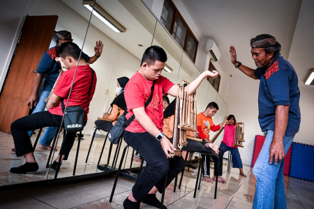KELAS ANGKLUNG UNTUK ANAK DOWN SYNDROME