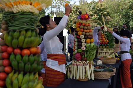 LOMBA MERANGKAI GEBOGAN DI BALI