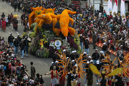 PAWAI BUNGA DAN BUDAYA DI SURABAYA