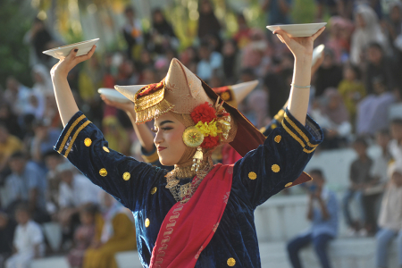 PENAMPILAN SENI BUDAYA DI AMPHITEATER SUNGAI NYALO