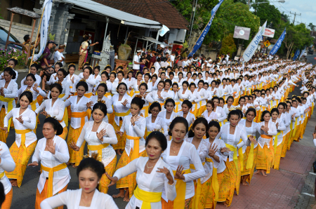 TARI REJANG SUTRI MASSAL DIGELAR DI GIANYAR BALI