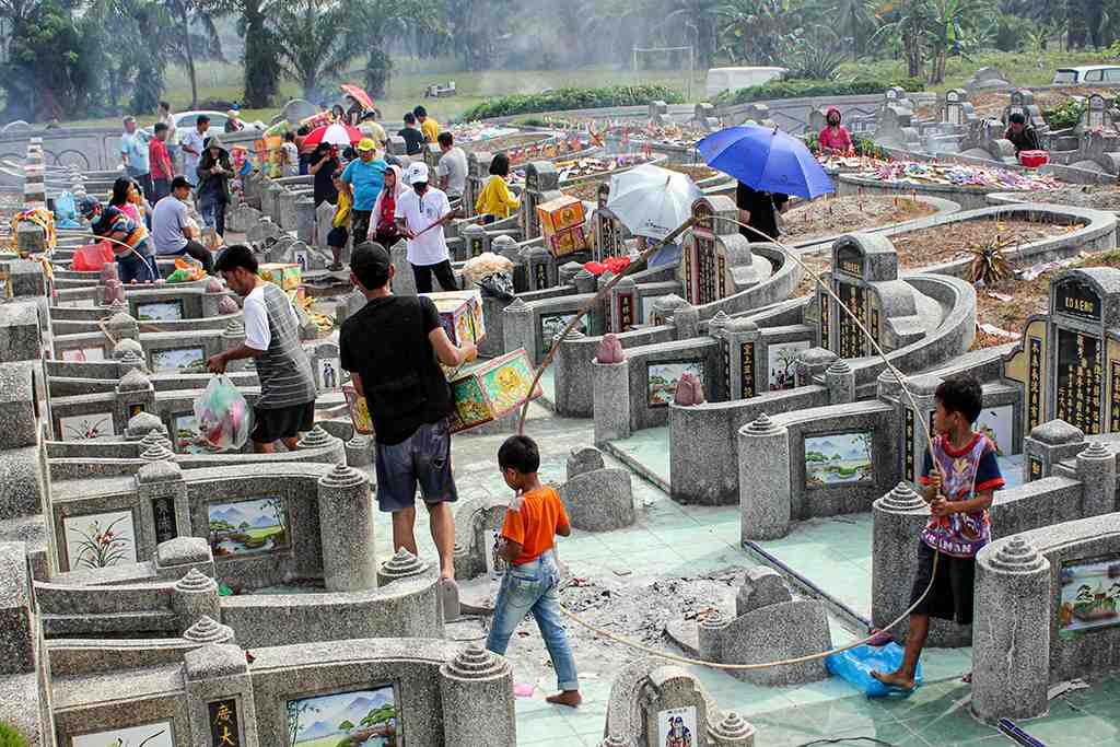 TRADISI CENG BENG WARGA TIONGHOA
