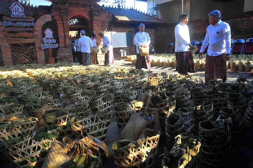 TRADISI MEMBAGI NASI JANGKRIK DI KUDUS