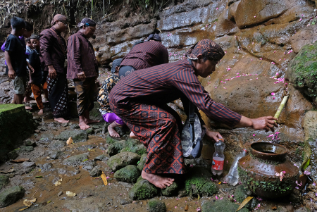 TRADISI SUNGKEM TLOMPAK WARGA LERENG MERBABU