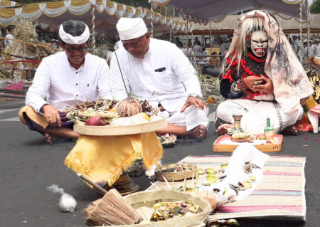 TARI TOPENG SIDAKARYA