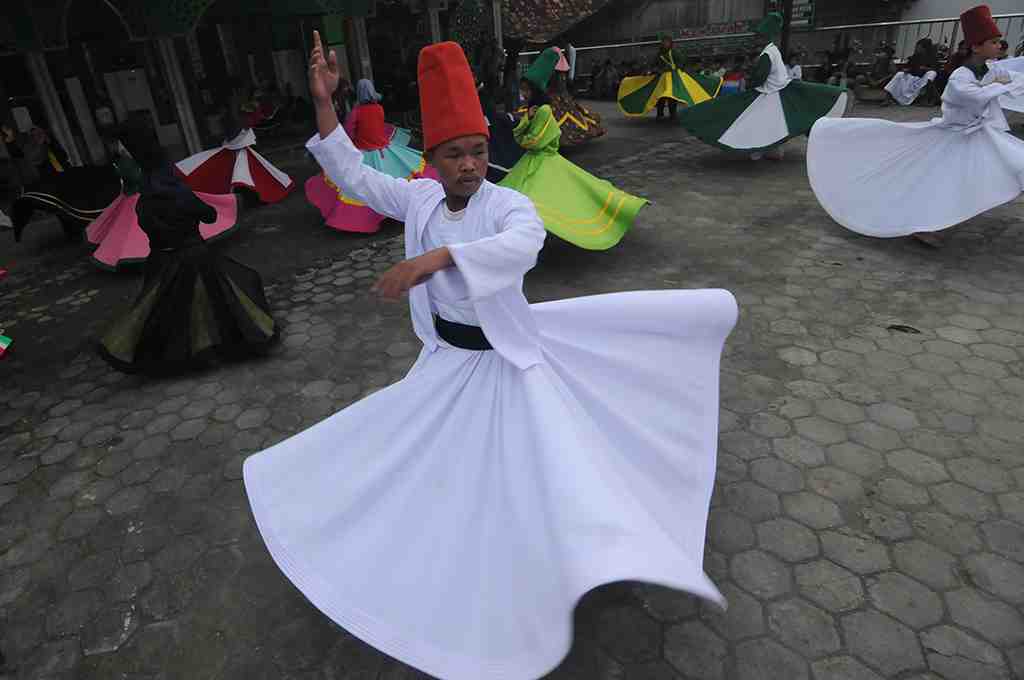 NGABUBURIT BELAJAR TARIAN SUFI