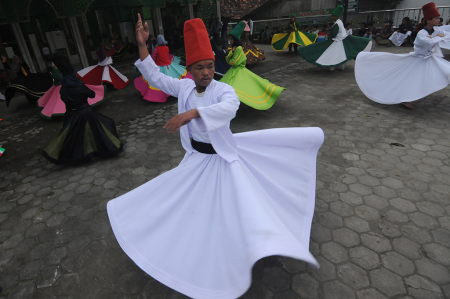 NGABUBURIT BELAJAR TARIAN SUFI