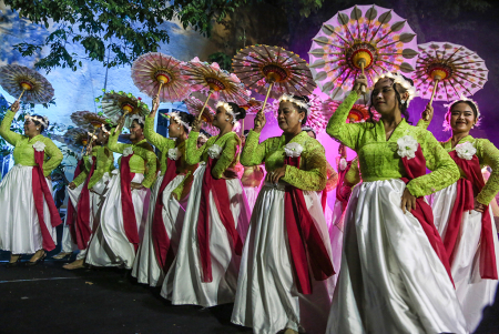 PERTUNJUKAN FIESTA FOLKLORE NUSANTARA DI KOTA LAMA SEMARANG