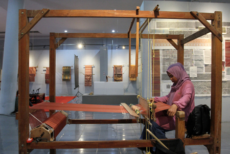 REVITALISASI SONGKET CANDUNG DI SUMATERA BARAT