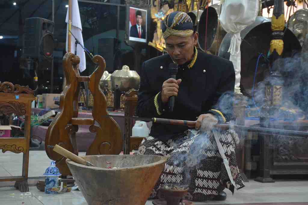 PENJAMASAN PUSAKA TOMBAK ABIRAWA