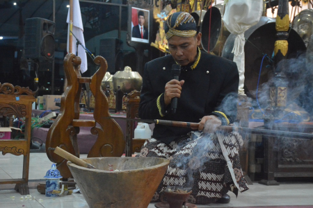 PENJAMASAN PUSAKA TOMBAK ABIRAWA