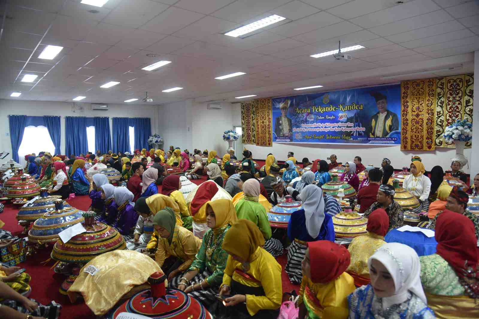 TRADISI PEKANDE-KANDEA MERIAHKAN HUT BUTON DAN PASARWAJO