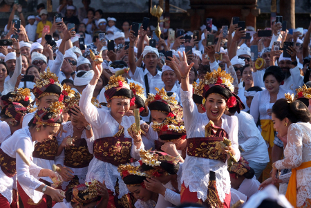 TRADISI ACI TABUH RAH PENGANGON DI BALI