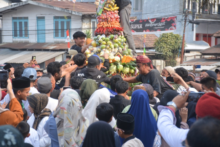 BEREBUT GUNUNGAN