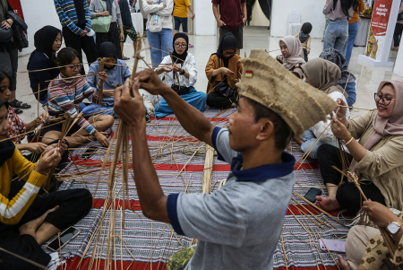  PELATIHAN MEMBUAT WAYANG DARI BAHAN ALAMI