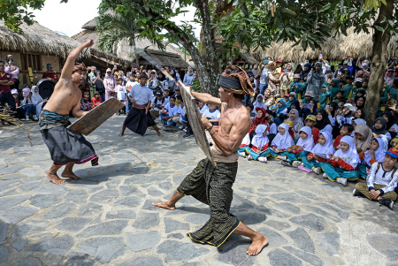 SISWA BELAJAR MENGENAL BUDAYA TRADISIONAL