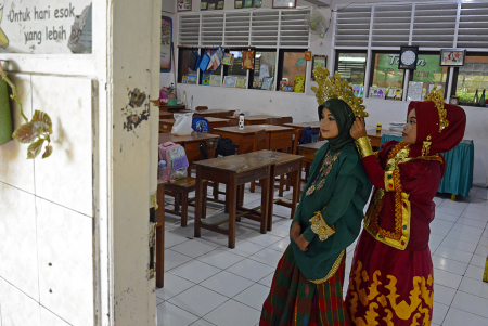 PENGENALAN BUSANA ADAT NUSANTARA