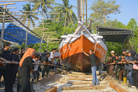 TRADISI ANNYORONG LOPI