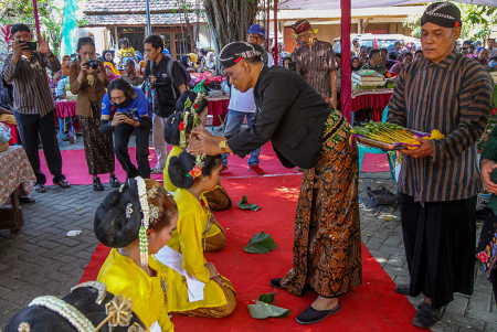 WISUDA SINDEN DI NGANJUK