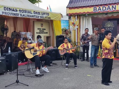 PENAMPILAN BAND DARI KLIEN TUNA NETRA