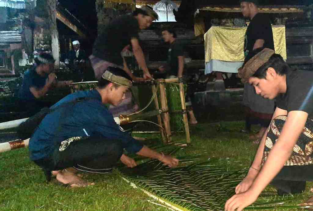 MENGANYAM DAUN KELAPA